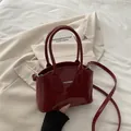 Modische rote Lackleder-Handtasche mit silbernem FASHION-Metalllogo für Damen - Rot