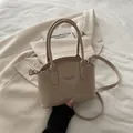 Schicke beige Lackleder-Handtasche mit silbernem Fashion-Schriftzug und Doppelgriffen - Khaki