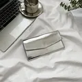 Elegante porta carte a busta argento metallizzato con patta a V e texture in pelle PU - Argento