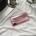 Portacarte lungo minimalista in finitura rosa specchiato metallizzato con patta a V - Rosa