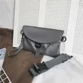 Sac bandoulière minimaliste en nylon gris avec sangle réglable et boucle noire - Gris foncé