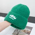 Detailaufnahme der grünen Rippstrickmütze mit weißem HIOW-Logoaufdruck für Herren und Damen - Einheitsgröße / Grün