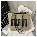 Stroh-Tragetasche in Beige mit schwarzer MCAR-Stickerei und Kettenriemen - Schwarz