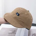 Détail de la casquette en toile kaki à bord court avec écusson logo bleu carré - Réglable / Kaki