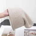 Gros plan du bonnet en tricot d'alpaga beige montrant la texture douce et épaisse - M (56-58cm) / Poche zippée