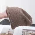 Détail de la texture en maille élastique du bonnet souple en laine d'alpaga douce - M (56-58cm) / Mocha