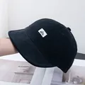 Détail du bonnet miki en toile de coton noir avec étiquette logo montagne brodée - Réglable / Noir