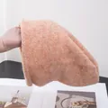 Gros plan du bonnet en alpaga rose montrant la texture douce du mohair et le tissu épais - M (56-58cm) / Orange Crème