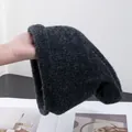 Gros plan sur le bonnet gris épais en laine d'alpaga montrant sa texture extensible d'hiver - M (56-58cm) / Gris clair