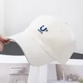 Gros plan sur la broderie HOPE et le smiley sur la casquette en coton crème - Réglable / Beige