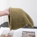 Vue détaillée de la texture et de l'élasticité du bonnet en tricot jaune moutarde - M (56-58cm) / Vert Olive