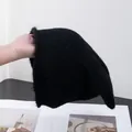 Gros plan du bonnet en laine d'alpaga noir montrant la texture douce et épaisse - M (56-58cm) / Noir