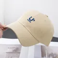 Détail de la broderie HOPE bleue sur une casquette en coton kaki avec des coutures fines - Réglable / Kaki