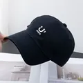 Détail de la broderie blanche HOPE et du logo smiley sur la casquette en coton noir de face - Réglable / Noir
