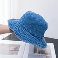 Gros plan détaillé du chapeau bob en denim bleu avec coutures renforcées et boucles - Réglable / Bleu Moyen