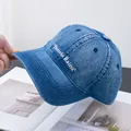 Detalle de gorra de béisbol de mezclilla azul con bordado blanco de Pamela Raina lateral - Ajustable / Azul oscuro