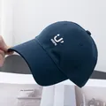 Vue détaillée de la broderie blanche U HOPE sur une casquette de baseball en coton bleu marine - Réglable / Bleu marine