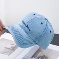 Detalle de gorra de béisbol de mezclilla azul claro con bordado de Pamela Raina - Ajustable / Azul claro