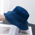 Détail d'un bob en jean bleu foncé avec surpiqûres blanches contrastées et boucle en métal vintage - Réglable / Bleu foncé