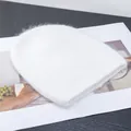 Dettaglio del berretto in maglia di pelliccia bianca con morbida trama in mohair fine - Bianco