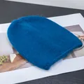 Dettaglio della consistenza pelosa e delle fibre in pelliccia su questo berretto blu Klein - Blu Pavone
