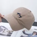 Dettaglio del cappellino in cotone kaki con ricamo Fanny e visiera rinforzata - Regolabile / Cachi