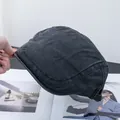 Detail van de donkergrijze gewassen katoenen stof en stiksels op een retro flat cap - Verstelbaar / Zwart