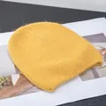 Dettaglio ravvicinato del berretto in maglia di mohair giallo con trama soffice e morbida - Giallo