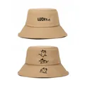 Details von khakifarbenen Fischerhüten mit Lucky-Stickerei und niedlichen Katzenmotiven - 56-58cm (Verstellbar) / Khaki