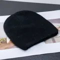 Dettaglio del berretto in maglia nera soffice con consistenza morbida e cucitura fine - Nero