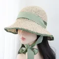 Détail d'un chapeau de paille tressé avec ruban à carreaux vert et bordure contrastée - Réglable / Chapeau Beige Vert Ruban Vert