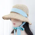 Détail du tressage du chapeau de paille beige clair avec ruban à carreaux bleus - Réglable / Chapeau Beige Kaki Ruban Bleu