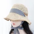 Détail d'un chapeau de paille tissé avec ruban vichy noir et blanc à nouer - Réglable / Chapeau Beige Kaki Ruban Plaid Noir Blanc