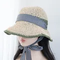 Détail du chapeau de paille beige avec bord crocheté vert et rubans à carreaux noirs - Réglable / Chapeau Beige Vert Ruban Plaid Noir Blanc