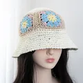 Dettaglio di fiori all'uncinetto fatti a mano su un cappello a secchiello in paglia - Regolabile / Bianco con fiore blu