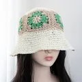 Dettaglio ravvicinato di cappello pescatore all'uncinetto con motivi floreali granny - Regolabile / Berretto Bianco con Trifoglio Verde