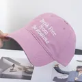 Primer plano del bordado blanco en la gorra de béisbol de lona rosa palo - Ajustable / Rosa
