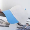Detalle de la gorra de algodón bicolor con visera azul y paneles en color beige claro - Ajustable / Azul Cielo