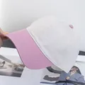 Detalle de gorra de béisbol de algodón rosa y blanco con visera de costura reforzada - Ajustable / Rosa