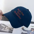 Detalle del texto bordado naranja en gorra de béisbol de algodón azul marino de copa suave - Ajustable / Azul marino