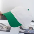 Detail einer zweifarbigen Baumwoll-Baseballkappe mit verstärkten Nähten am Schirm - Verstellbar / Grün