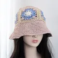 Dettaglio di fiori fatti a mano all'uncinetto su cappello rosa con design retrò granny square - Regolabile / Rosa con fiore blu