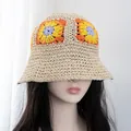 Dettaglio del cappello da sole all'uncinetto con motivi floreali e trama intrecciata traspirante - Regolabile / Beige
