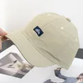Detail van kaki sneldrogende korte klep pet met geweven patch van een berglogo - Verstelbaar / Khaki