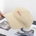 Detailopname van rood 'Me' borduursel op de beige minimalistische katoenen baseballcap - Verstelbaar / Khaki