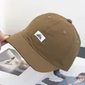 Detail van een bruine korte klep baseballpet met een berglogo patch op een tijdschrift - Verstelbaar / camel