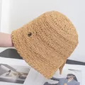 Details zur Stricktextur und Metallschnalle am khakifarbenen Sonnenhut für Damen - M (56-58cm) / Khaki