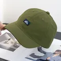 Détail de la casquette olive à bord court avec étiquette logo montagne pour l'extérieur - Réglable / Vert Militaire