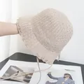 Dettaglio cappello parasole intrecciato a mano color crema con bordi a conchiglia e lacci - M / Color Farina d'Avena