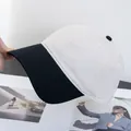 Detalle de gorra de algodón blanco con visera negra en contraste y ojales transpirables - Ajustable / Negro